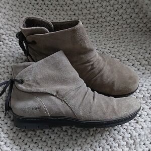 Boc Suede‎ Ankle Boots Women's Size 8 - Taupe Suede Leather